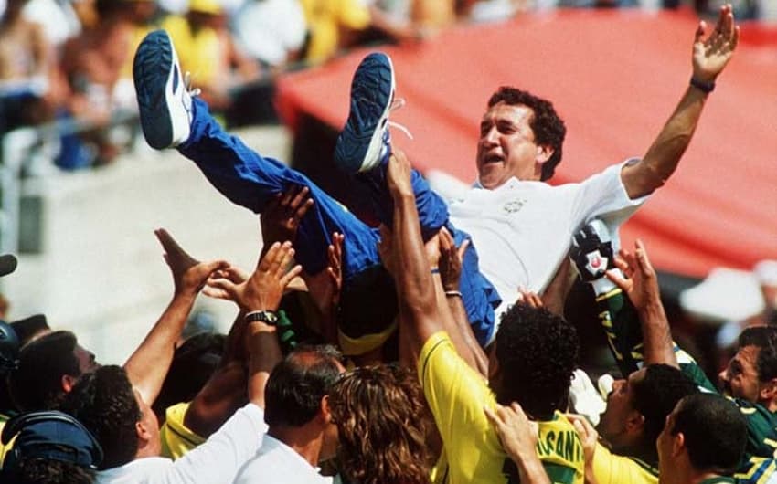 Os jogadores brasileiros celebram e vibram com o técnico do tetra, Carlos Alberto Parreira