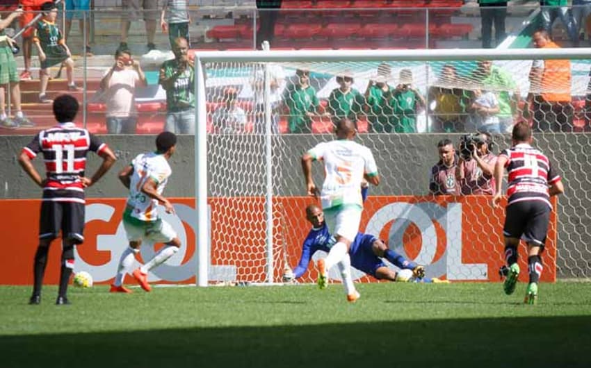 Tiago Cardozo - goleiro Santa Cruz defende pênalti