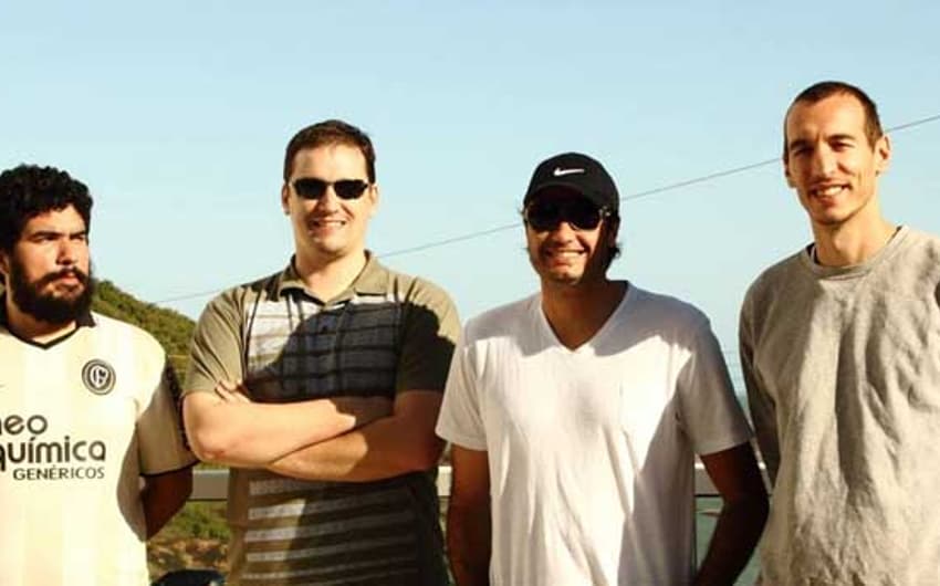 Julien Martin (de óculos escuros) com os amigos no Espírito Santo, em 2012
