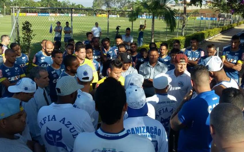 Organizada invade treino do Cruzeiro (Foto: Reprodução / Twitter)