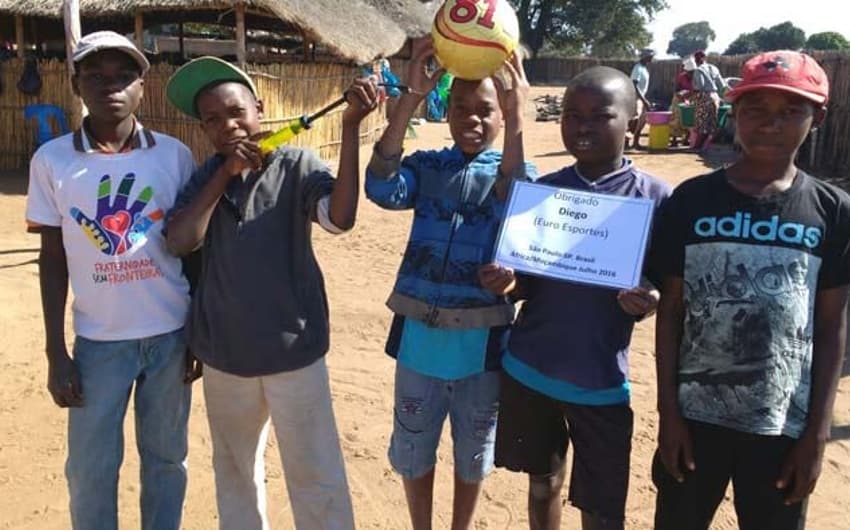 Entrega de bolas de futebol em Moçambique pela Euro Sports