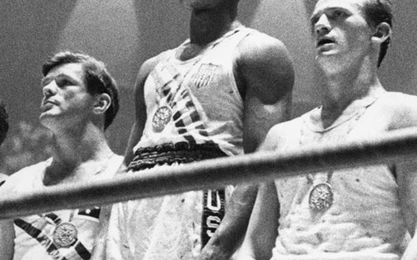 Ainda quando se chamava Cassius Clay, Muhammad Ali levou a medalha de ouro no boxe em Roma-1960 (Foto: Reprodução Facebook)