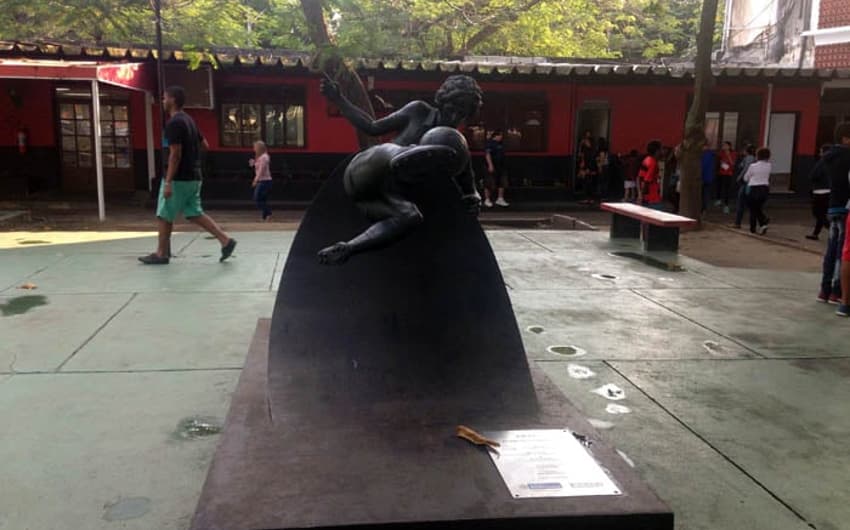Estátua do Zico está na Praça Carlinhos, na Gávea