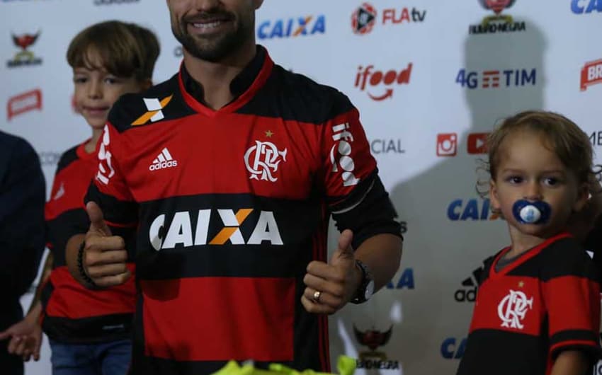 GALERIA: A apresentação de Diego pelo Flamengo