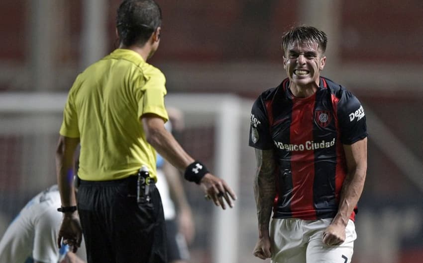 Pedido insistentemente por Bauza, o lateral argentino Buffarini foi contratadoi pelo São Paulo no fim da janela