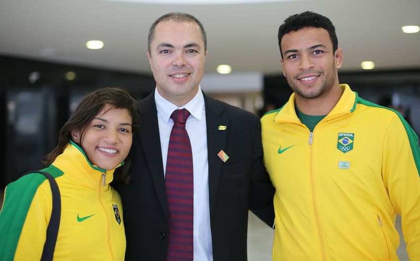 Rogério Sampaio com os judocas Sarah Menezes e Alex Pombo (Foto: Roberto Castro/ME)