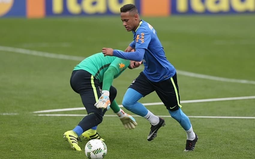 Neymar dribla o goleiro Daniel Fuzato, em treino da Seleção (Foto: Lucas Figueiredo / MoWA Press)