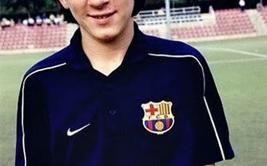 Em 2001, com 14 anos, Messi já integrava a base do Barcelona