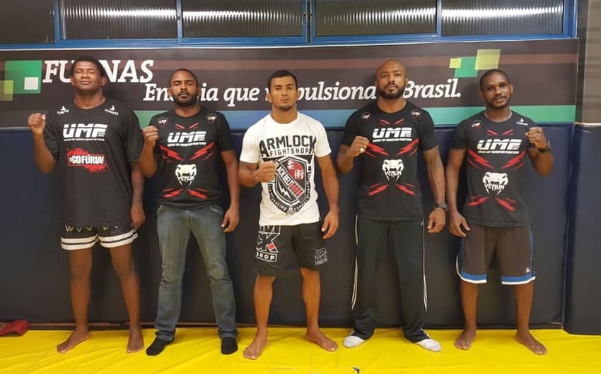 Paulo Índio posa com sua equipe Union Of Monster Fighters (UMF)