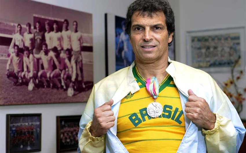 Milton Cruz exibe com orgulho a medalha, o agasalho e a camisa usada nos Jogos de Los Angeles, em 1984