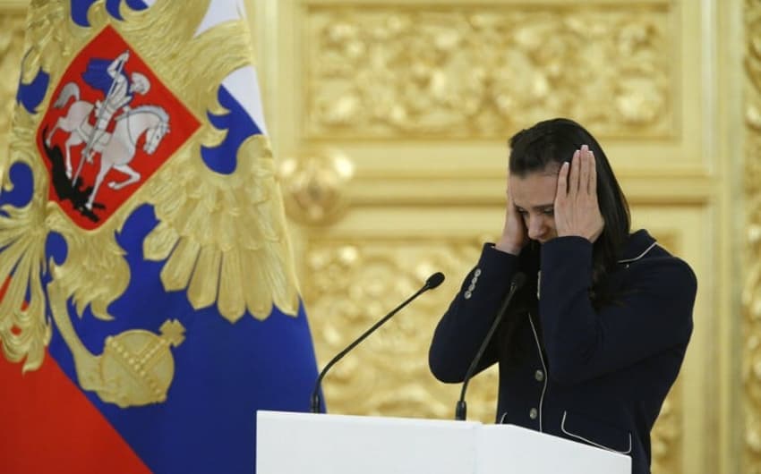 Atleta russa Yelena Isinbayeva se emociona em discurso na Rùssia