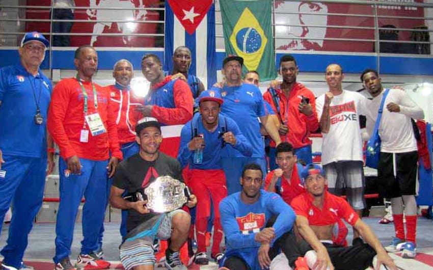 José Aldo visita academia Delfim em dia de treino da seleção de Cuba e é tietado por campeões