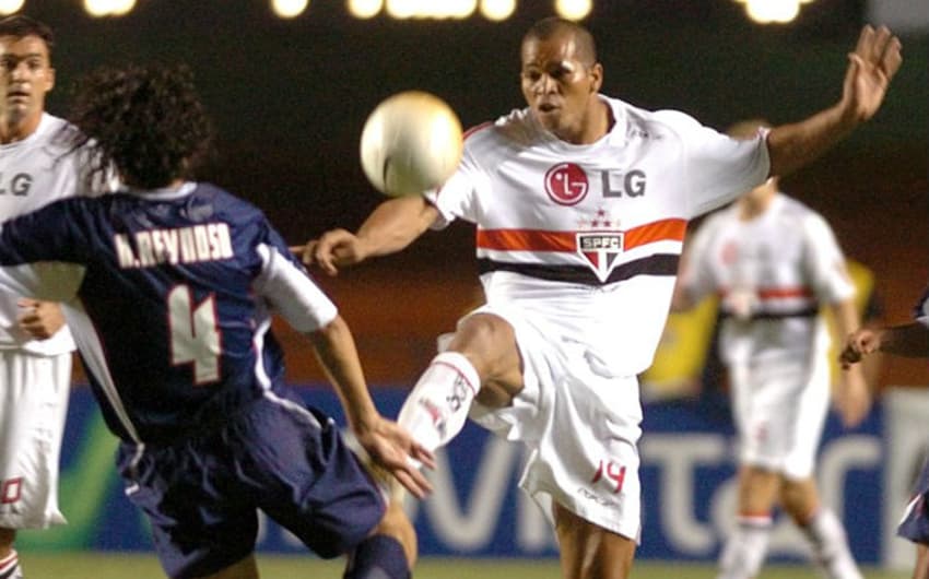 Aloísio Chulapa foi um dos artilheiros da Libertadores-06, com cinco gols