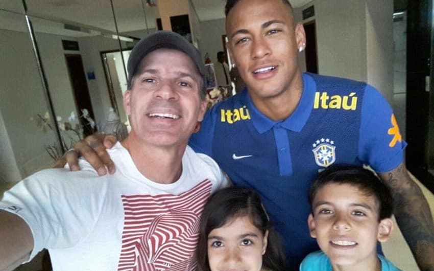 Túlio Maravilha com os filhos ao lado de Neymar (Foto: Divulgação)