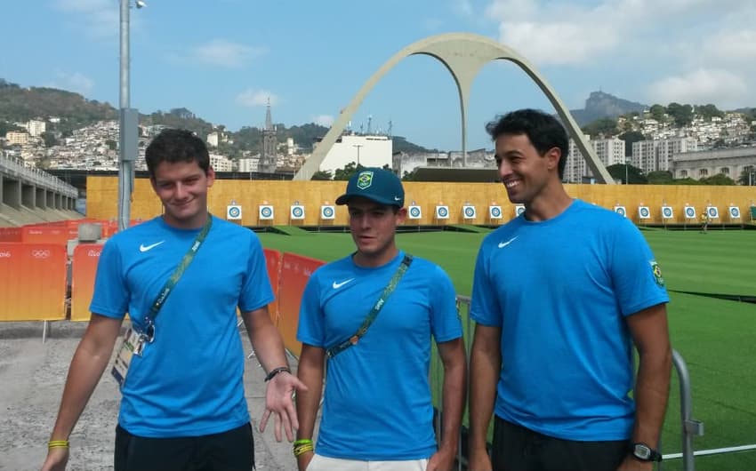 Marcus Vinícius, Bernardo e Daniel são os brasileiros do tiro com arco (Foto: Igor Siqueira)