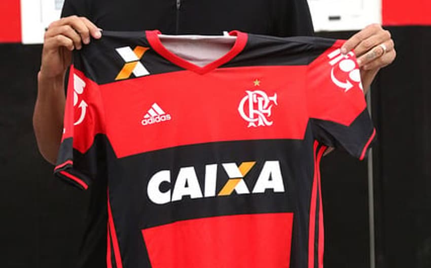 Rivaldo foi presenteado com camisa do Flamengo (Gilvan de Souza / Flamengo)