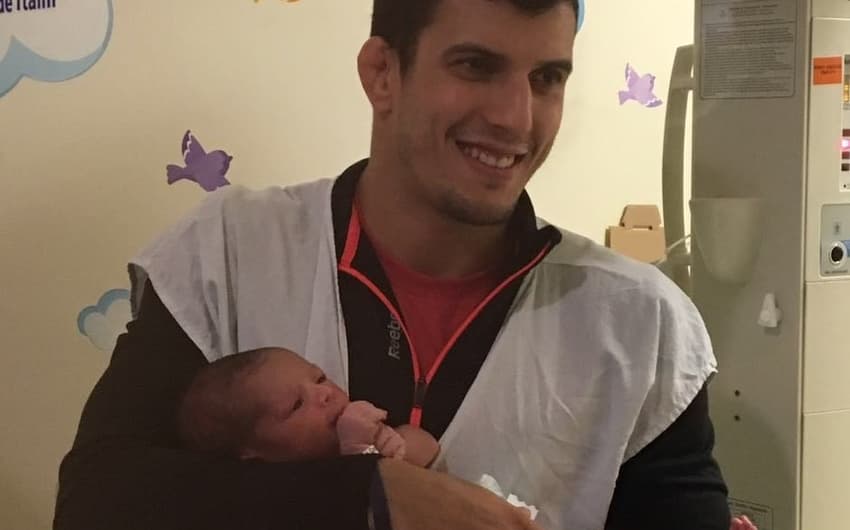 Sertanejo posa com o filho, Theo, recém-nascido