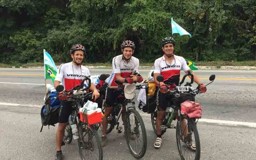 Os ciclistas&nbsp;Luis Paolini, Franco Rodriguez e Lucas Ledezma durante passagem por Mangaratiba