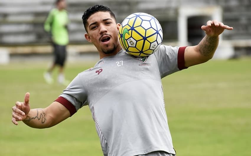 Douglas mostra habilidade em treino do Fluminense (Foto: Mailson Santana/Fluminense)