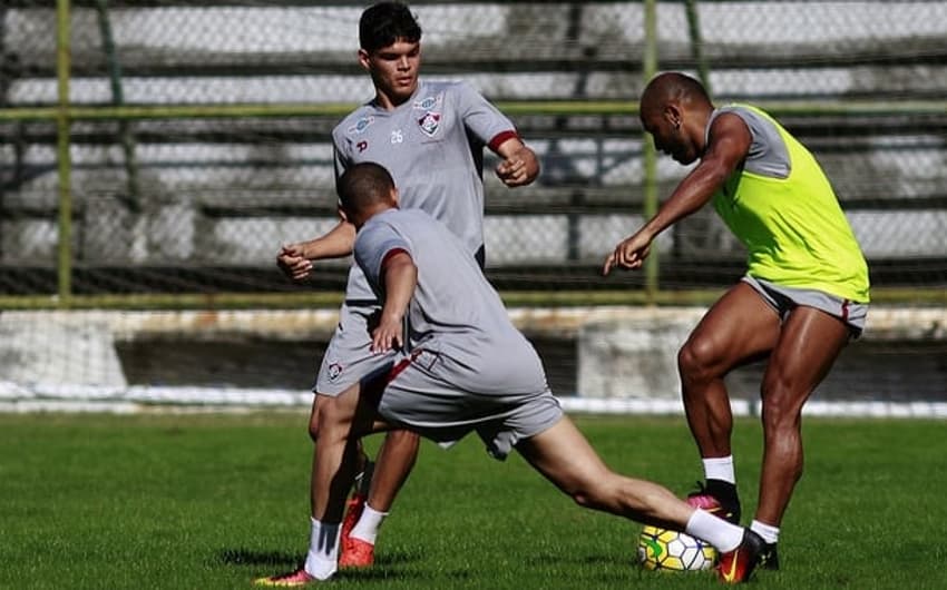Jonathan, de colete, foi um dos destaques do treinamento (Foto: Mailson Santana/Fluminense)