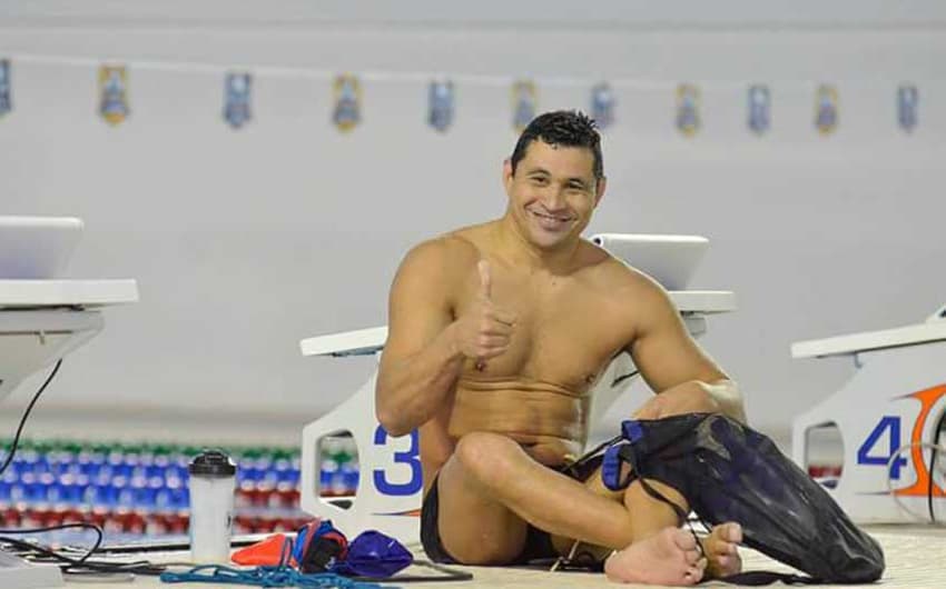 Clodoaldo Silva nada com seleção de natação