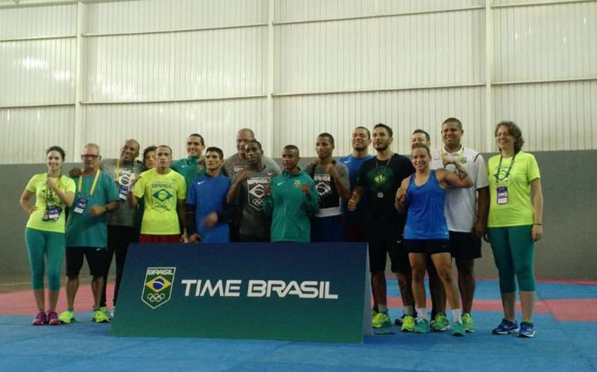 Seleção Brasileira olímpica de boxe posa ao final do treino