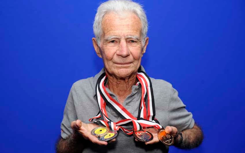 Erasmo Braga mostra algumas de suas medalhas conquistadas no atletismo&nbsp;