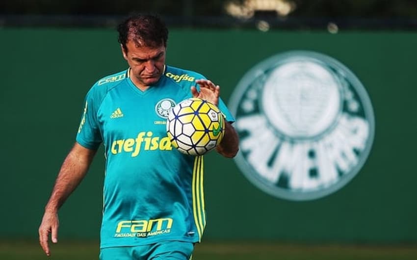 Cuca pensa em soluções no treino do Palmeiras
