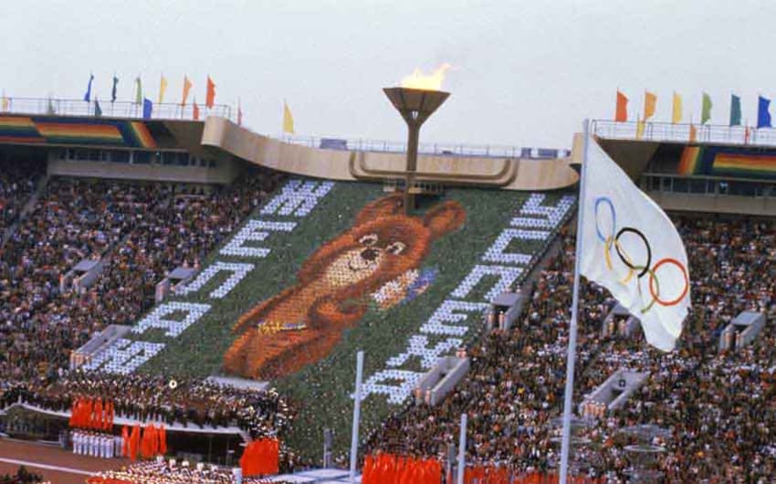 Urso Misha, mascote de Moscou-1980, marcou a abertura