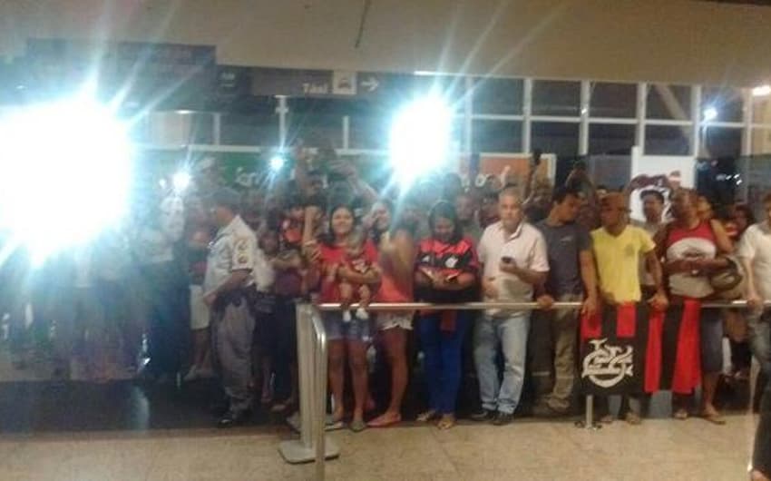Torcida do Flamengo lotou aeroporto para recepcionar os jogadores (Flamengo)