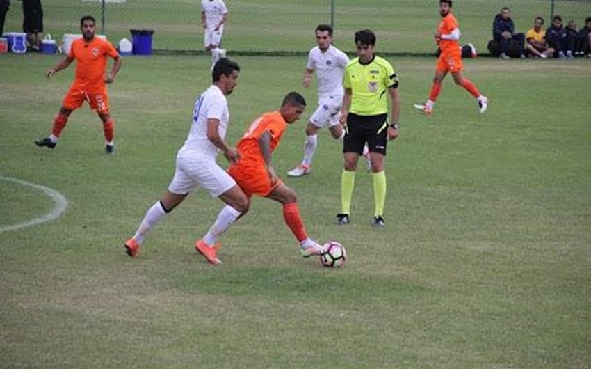 Roni protege a bola durante jogo amistoso do Adanaspor (Foto: Divulgação)