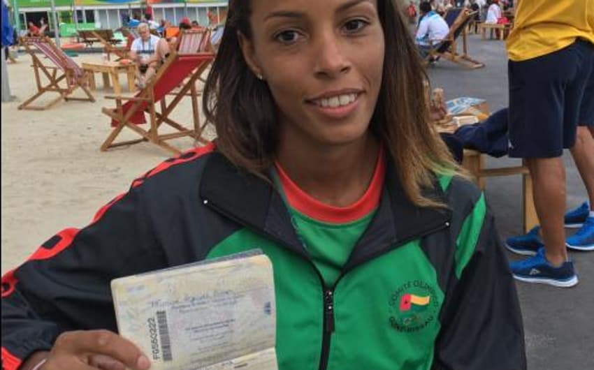 Taciana Lima mostra passaporte brasileiro (Foto: Divulgação / Record)