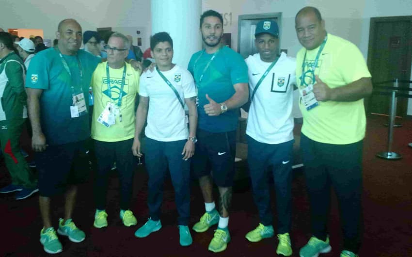 Parte da delegação brasileira de boxe olímpico posa após sorteio no Rio de Janeiro