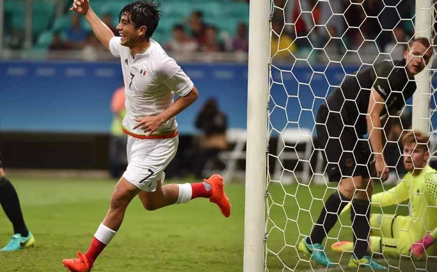 Mexicano comemora um dos gols de sua seleção no empate com a Alemanha