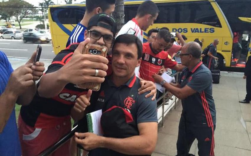 Zé Ricardo posa para fotos com torcedores (Reprodução de internet)