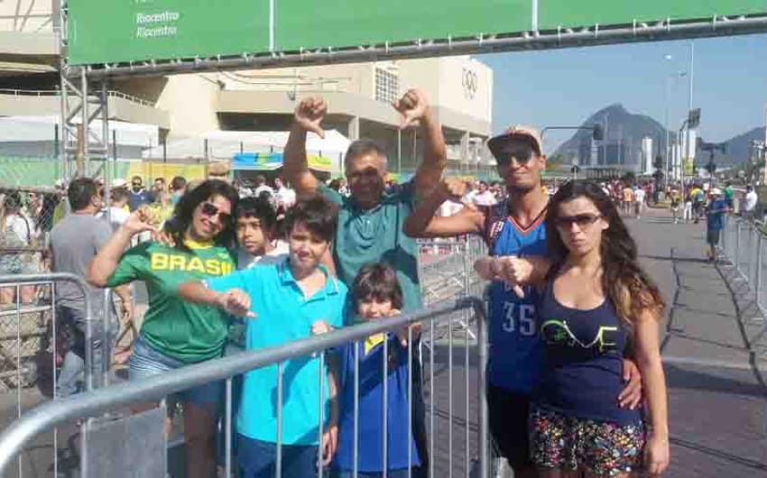 Público demonstra insatisfação com a organização &nbsp;na entrada do Parque Olímpico