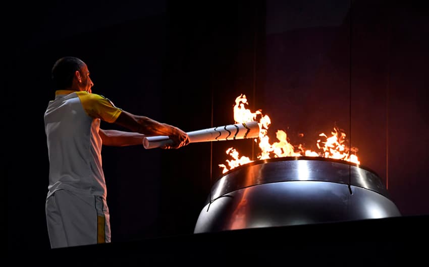 Vanderlei Cordeiro de Lima acende a pira olímpica das Olimpíadas do Rio-2016