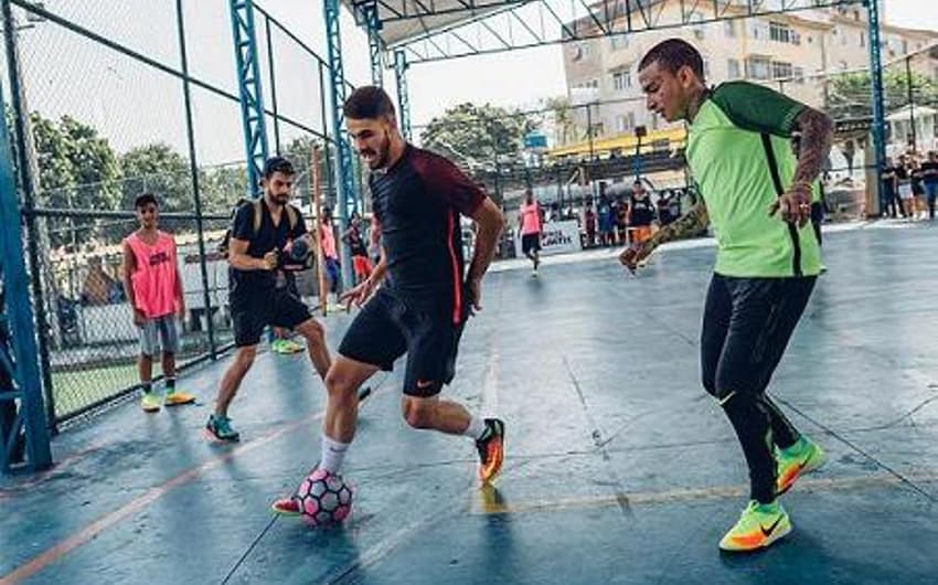Felipe Vizeu bateu bola com garotos (Divulgação / Nike)