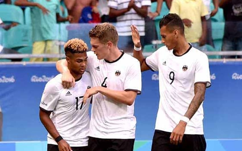 Jogadores da Alemanha comemoram gol no empate em 3 a 3 com a Coreia do Sul