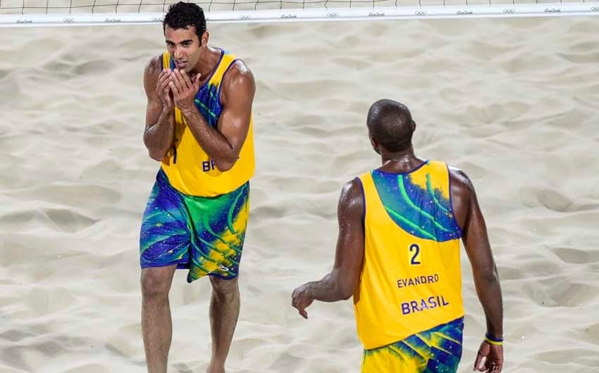 Depois de derrota para cubanos na estreia, precisam vencer canadenses no vôlei de praia&nbsp;