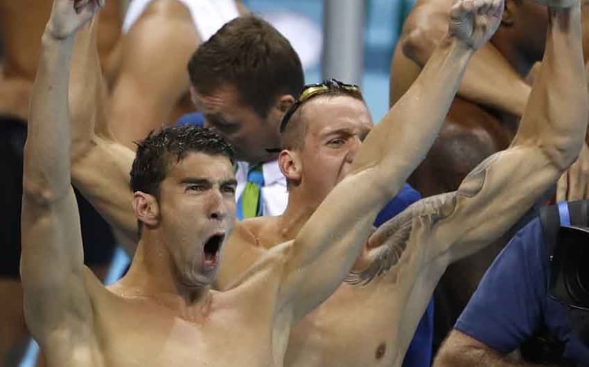 Michael Phelps celebra o ouro dos EUA no revezamento 4 x 100 m livre&nbsp;