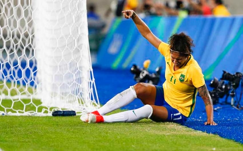 Atleta do futebol feminino se machucou contra a Suécia. No detalhe, atacante pede substituição devido a dores na coxa esquerda