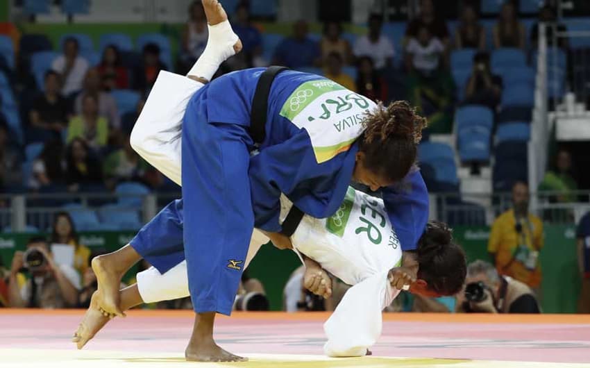 Rafaela Silva está a apenas uma luta de ir à final olímpica na categoria leve -