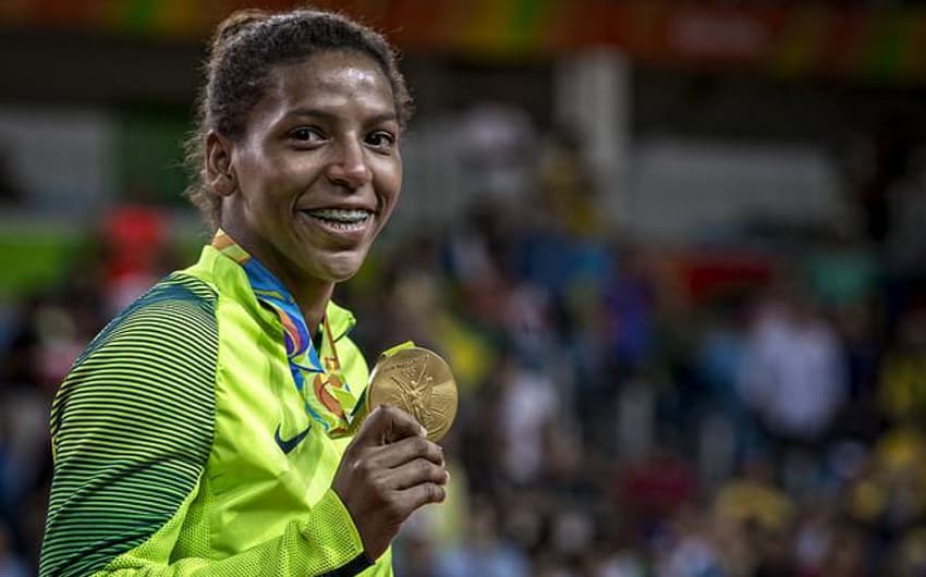 Rafaela Silva sorri com sua medalha de ouro, a primeira do país no Rio