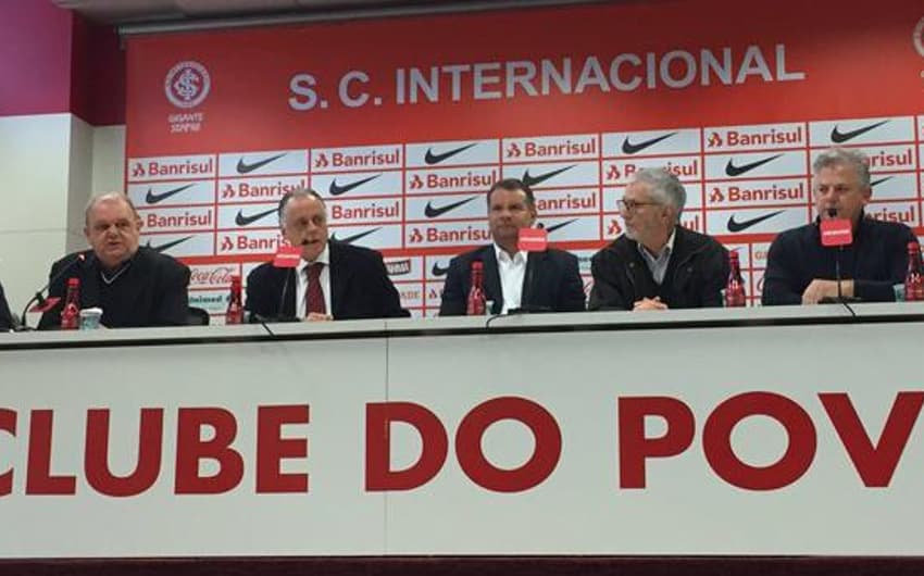 Celso Roth (terceiro da direita para a esquerda) assina com o Internacional até dezembro deste ano