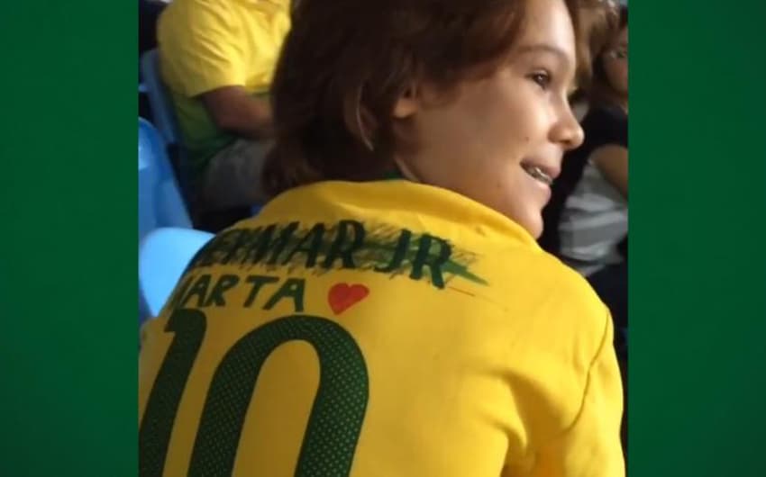 Garoto troca o nome de Neymar por Marta na camisa