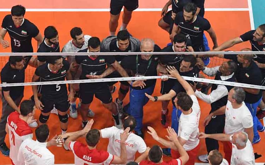 Jogadores de Irã e Polônia entraram em conflito após o duelo pelo vôlei masculino