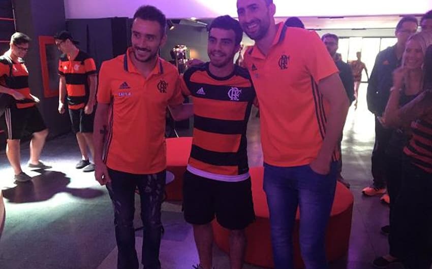 Mancuello e Donatti posaram para fotos com torcedores (Gilvan de Souza / Flamengo)