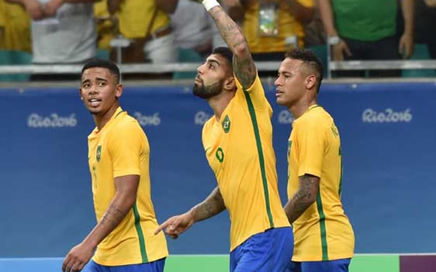 Brasil goleia Dinamarca e passa de fase na Rio-2016