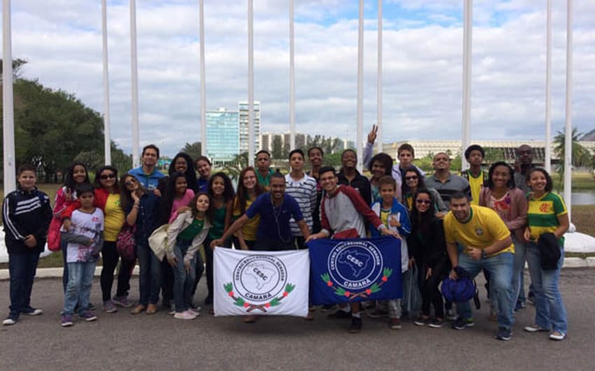 Jovens se reuniram para assistir estreia do Brasil no badminton da Rio-2016